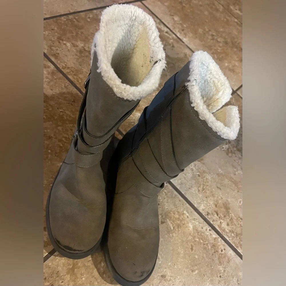 Girls Justice Boots barely worn, very sturdy, and warm size Y5